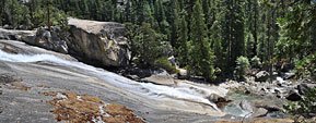 Mist Falls is a destination for dayhikers from Roads End